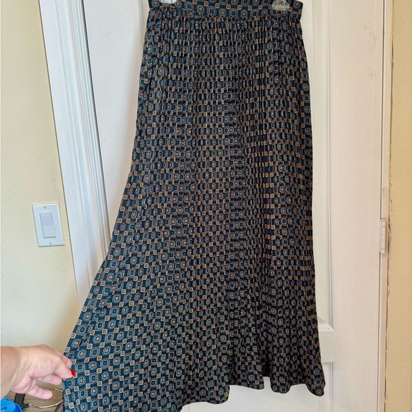 BANANA REPUBLIC MAXI SKIRT. OCTAGON PATTERN. LINED, SOFT, PLEATED SKIRT. NWT - Picture 4 of 15